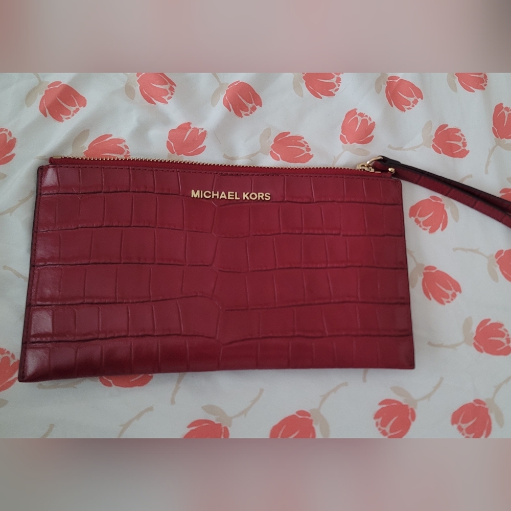 Micheal kors wristlet wallet